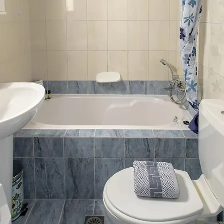 Panos Triple شقة *